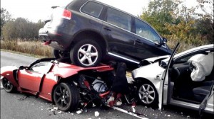 1344629338_vw-touareg-really-hates-green-cars-crushes-tesla-roadster-and-prius-48192_1