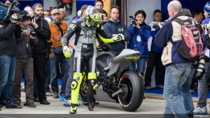 Valentin-Rossi-camaras-vuelta-Yamaha_MDSIMA20121113_0123_5