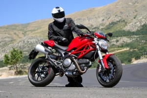 ducati-monster-796-parada