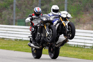 Aprilia_Tuono_V4_R_APRC_Triumph_Speed_Triple_R_010.jpg.1932504