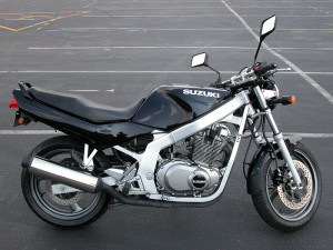 800px-1997SuzukiGS500E-001